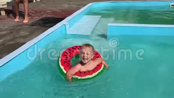 一个小男孩在游泳池里玩充气圈视频的预览图