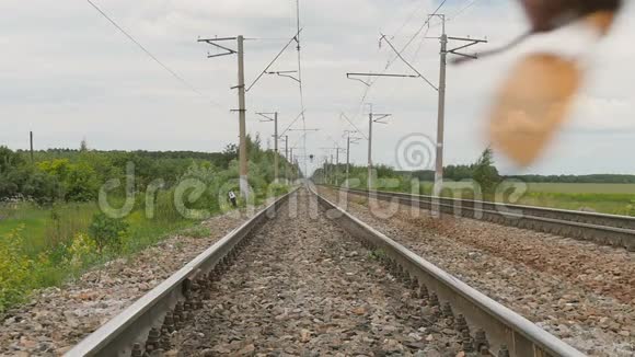一个人走铁路视频的预览图