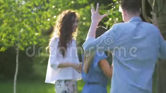 年轻快乐的朋友们在夏日公园尽情跳舞视频的预览图