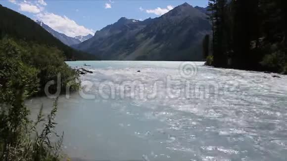 从俄罗斯阿尔泰的库切尔林斯基湖流入库切尔拉河视频的预览图