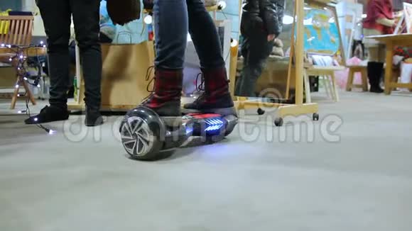 男子骑自平衡电动滑板车现代技术爱好乐趣视频的预览图