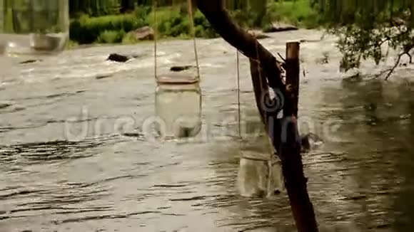 在河底的绳子上的河岸视频的预览图