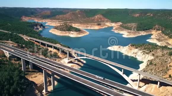西班牙高速公路桥梁ViaductodeContreras的鸟瞰图视频的预览图