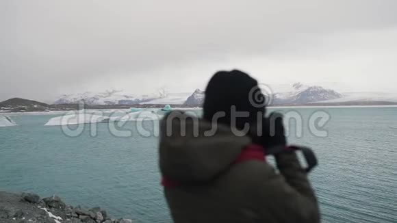 旅游女孩在湖边拍照视频的预览图