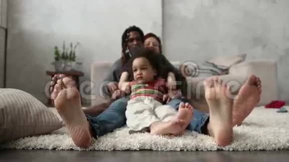一家混在一起儿子光着脚坐在地上视频的预览图