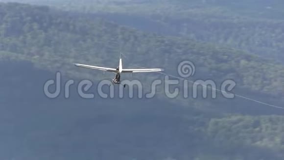 动力滑翔机刚刚释放了一个悬挂滑翔机并正在返回跑道视频的预览图