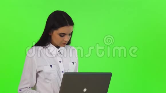 漂亮开朗的女商人在她的笔记本电脑上工作视频的预览图