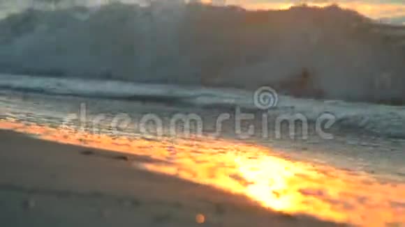 海水湿沙的泡沫和黎明的日出之路视频的预览图