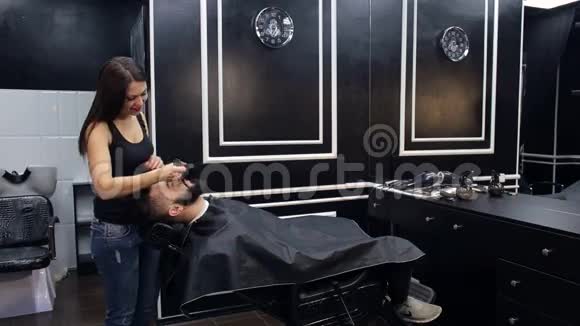 理发师给男人做胡子的造型视频的预览图