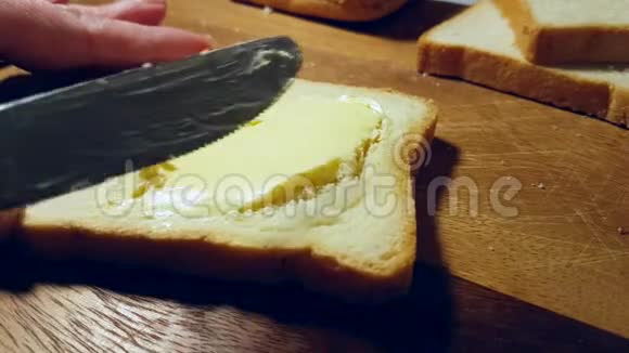 手在面包上涂抹黄油视频的预览图