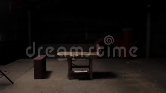 黑暗房间里的木桌视频的预览图