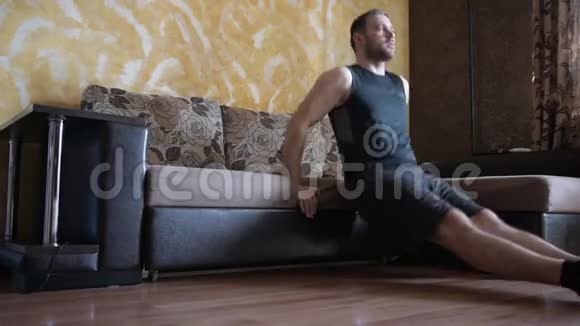 运动男在家做俯卧撑运动视频的预览图