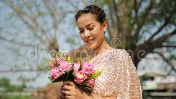 泰国传统服饰和泰国传统服饰风格的泰国美女肖像视频的预览图
