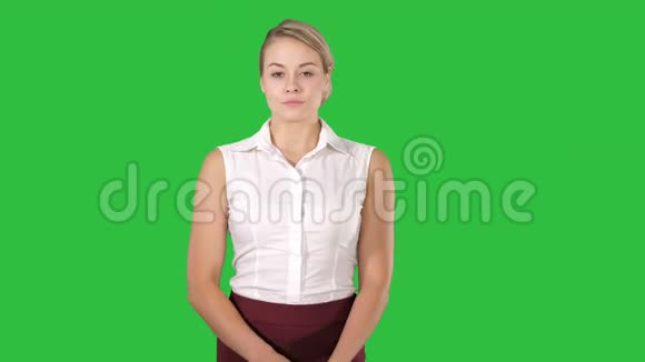微笑的商务女性双手交叉在绿色屏幕上Chroma键视频的预览图