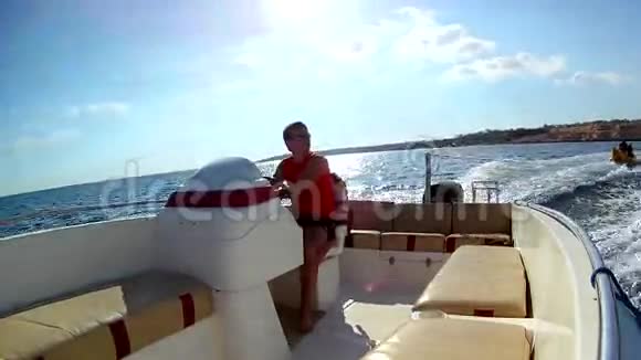 驾驶摩托艇的人视频的预览图