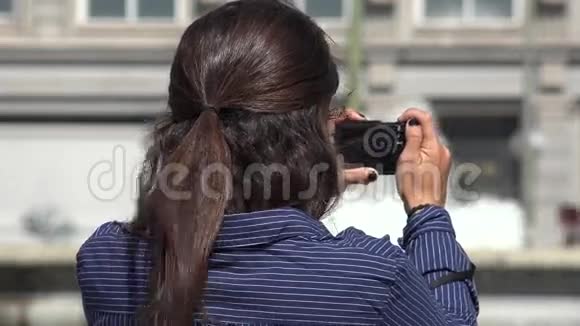 女人用相机拍照视频的预览图