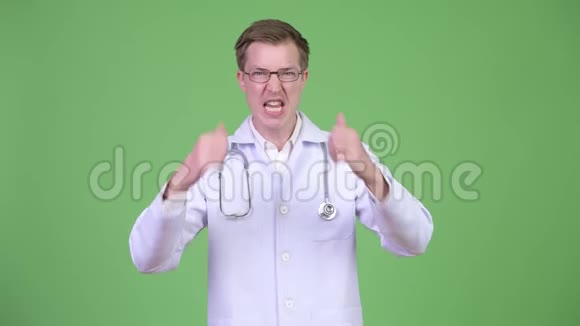 年轻的医生竖起大拇指视频的预览图