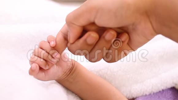 可爱的新生儿抱着妈妈手指视频的预览图