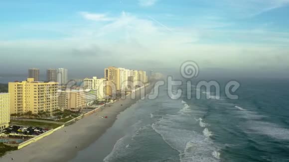 日出期间佛罗里达代托纳海滩的空中4k镜头视频的预览图