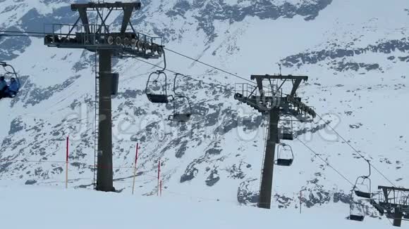 索道将很少游客抬到滑雪场旅游危机废弃的度假胜地视频的预览图