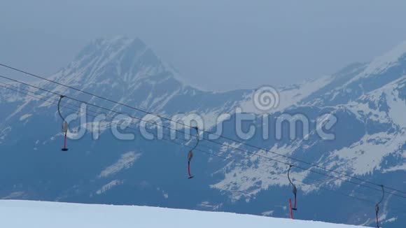 多风雪山空索道风暴预警雪崩危险视频的预览图