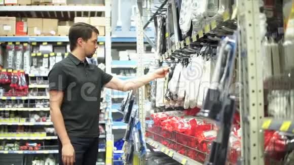 电子商店的人在五金部挑选商品视频的预览图