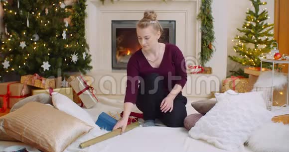 女人用包装纸准备圣诞礼物视频的预览图