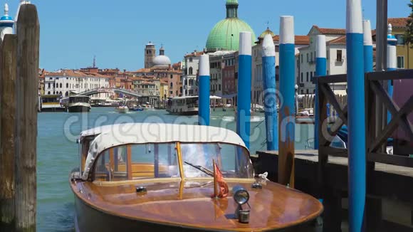摩托艇停泊在岸上大运河水运海上旅游视频的预览图