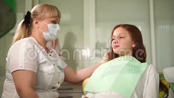 牙医和这个少年讨论了一种清洁牙齿的方法视频的预览图