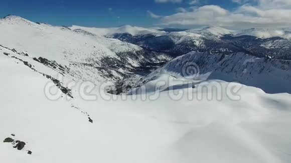 在冬天的山上视频的预览图