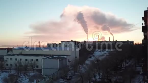 史诗般的日落背景是一个冒烟的工厂有着明亮光线的红日越过了管道工厂和烟雾视频的预览图