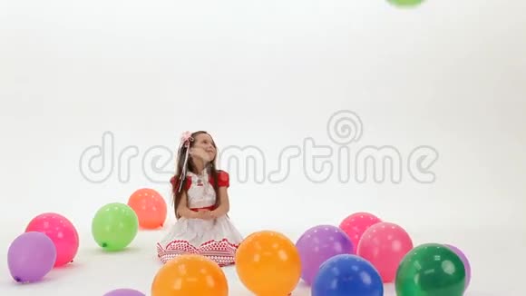 女孩是快乐的气球视频的预览图