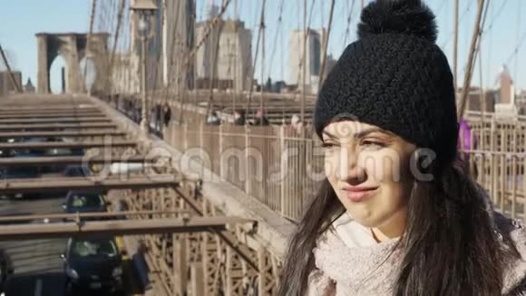 美丽的女孩喜欢在纽约布鲁克林大桥上散步视频的预览图