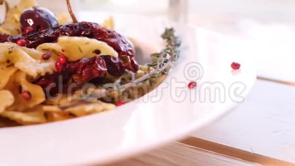 加晒干番茄和迷迭香4K慢速相机镜头装饰的法式面食视频的预览图