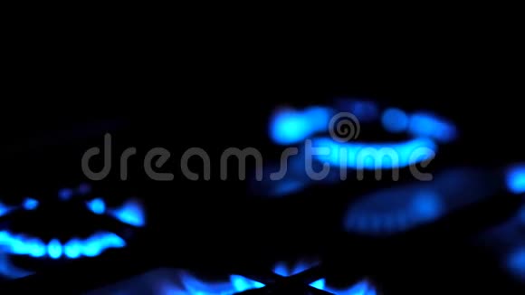 燃气滚刀燃烧器环上燃气厨房灶具煤气炉里的蓝色火焰视频的预览图