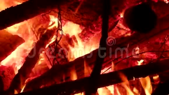 在巨大的篝火和火热里面视频的预览图