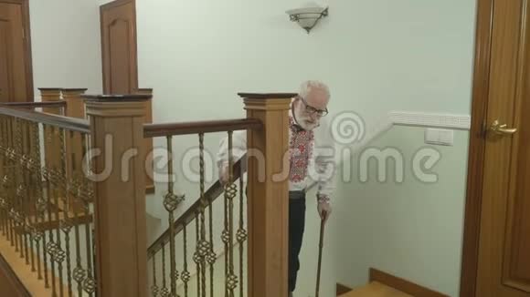 一位白发苍苍的老人上了楼视频的预览图