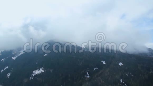 高山上空云雾缭绕大气现象气象视频的预览图