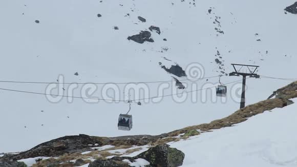 两辆缆车在洛基山脉对面行驶滑雪场视频的预览图