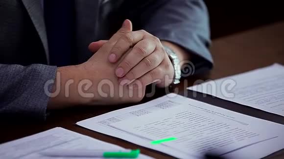 讨论过程中商人的双手放在桌子上视频的预览图