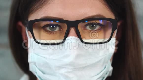 近距离拍摄一个视力不好的女人她看起来像个护士视频的预览图