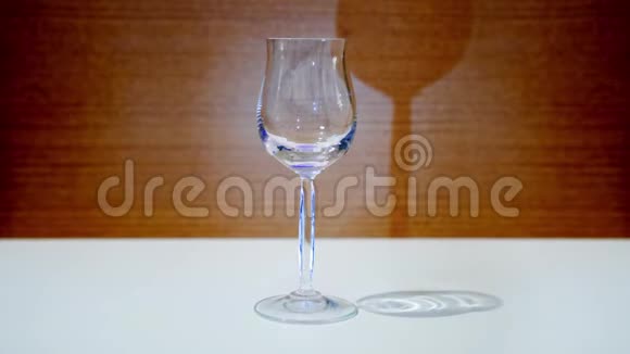 玻璃杯里装满了蓝色的液体视频的预览图