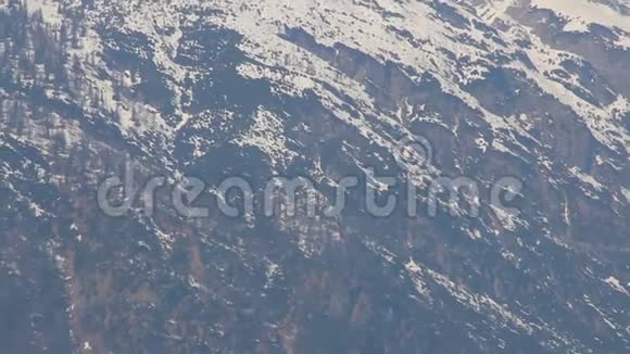 放大大岩石山脉的镜头雪峰上的冰川自然美景视频的预览图