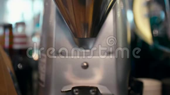咖啡豆研磨与专业磨床咖啡机在咖啡厅视频的预览图