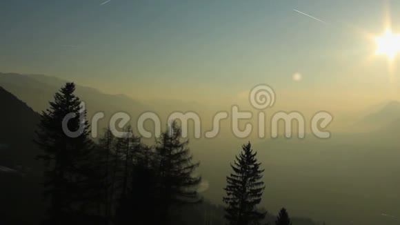 蟠射美丽的山景空中有金色的薄雾浪漫的景色视频的预览图