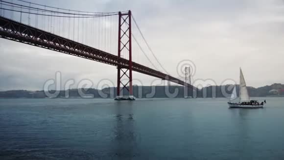 4月25日一艘漂亮的游艇在里斯本的塔古斯河上航行视频的预览图