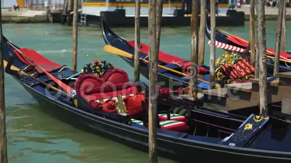 在大运河停泊的浪漫缆车传统的威尼斯交通旅行视频的预览图