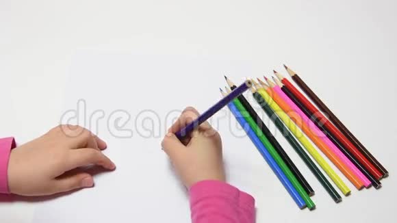 女孩画铅笔花视频的预览图