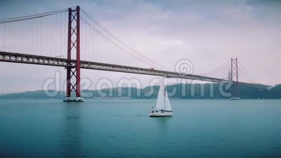 4月25日一艘漂亮的游艇在里斯本的塔古斯河上航行视频的预览图