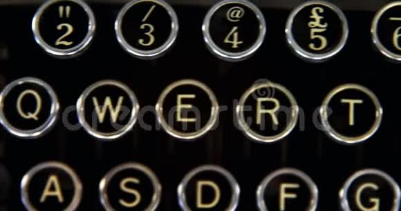 4k老式打字机上的按钮视频的预览图